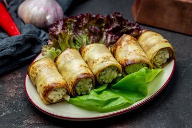 Fındıkla doldurulmuş patlıcan ruloları