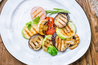 Tabakta ızgara sebzeler