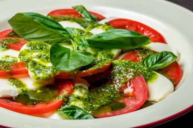 Mozzarella ve domatesli Caprese salatası