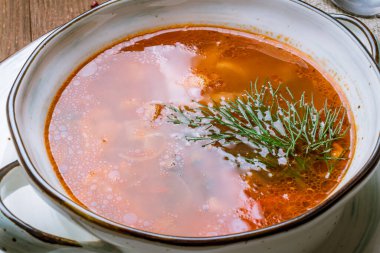 Çamur tabakta sebze çorbası.