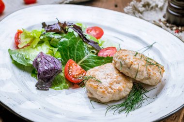 Tavuk pirzolası ve karışık salata.