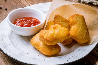 Ketçaplı kızarmış tavuk nugget.