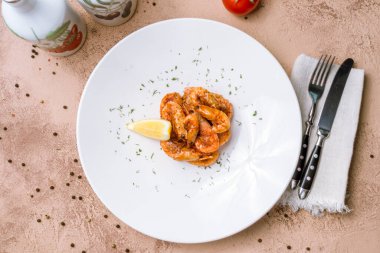 Tabakta kaynamış karides