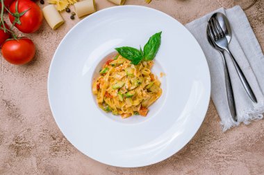 Yengeç etli makarna.