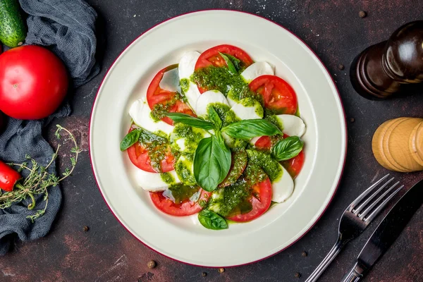 Caprese Salat Mit Mozzarella Und Tomaten — Stockfoto