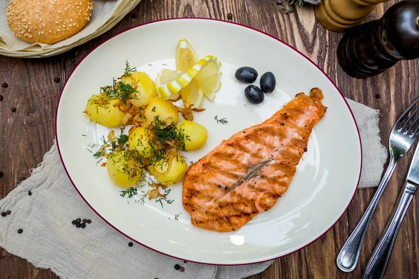 Izgarada somon bifteği