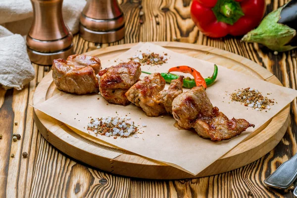 Kebab Daging Babi Piring Kayu Dengan Paprika — Stok Foto