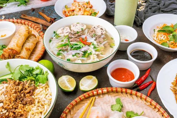 Jantar Asiático Variado Comida Vietnamita Pho Pho Macarrão Rolos Mola — Fotografia de Stock
