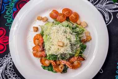 karidesli salata sezarı