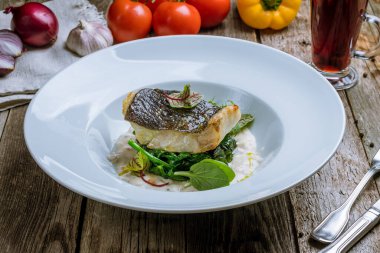 Ispanaklı kızarmış halibut.