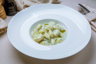 Krema soslu gnocchi.