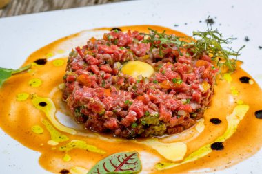 Beyaz tabakta soslu sığır etinden yakın çekim Tatarları 