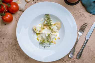 İtalyan mantısı ve somon.