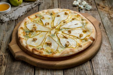 Armut ve Gorgonzola peynirli pizza..
