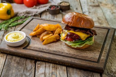 Köfteli hamburger ve pastırma.