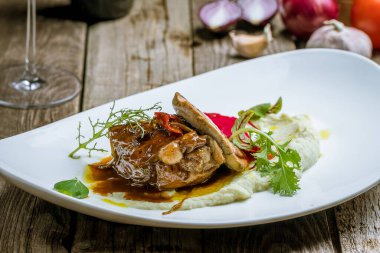 Biftek, beyaz tabakta.