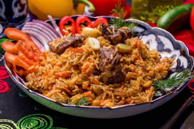 Biber ve soğanlı sığır eti ile yakın çekim pilavı