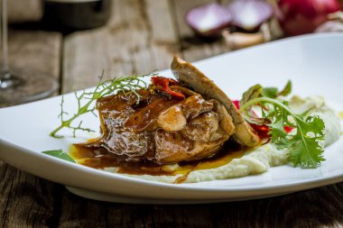 Biftek, beyaz tabakta.