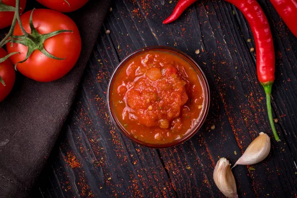 Mexicaanse Traditionele Salsasaus Met Knoflook Tomaten Peperpeul Houten Ondergrond — Stockfoto