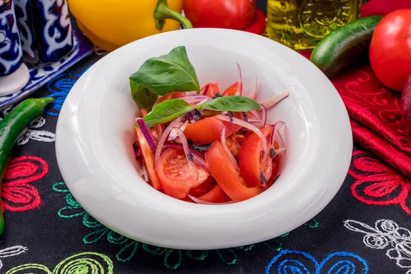 Kırmızı soğanlı domates salatası.