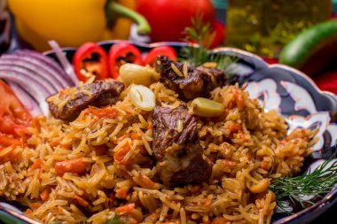 Biftekli ve sebze dilimli yakın çekim pilavı.