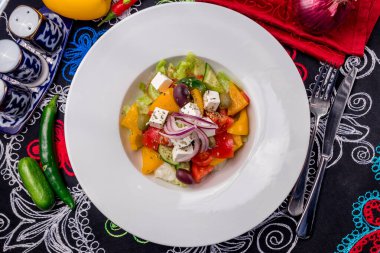 Yunan salatası ve beyaz peynir.