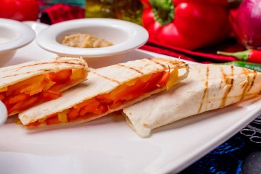 Tavuk ve soslu Quesadilla.