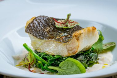 Ispanaklı kızarmış halibut.