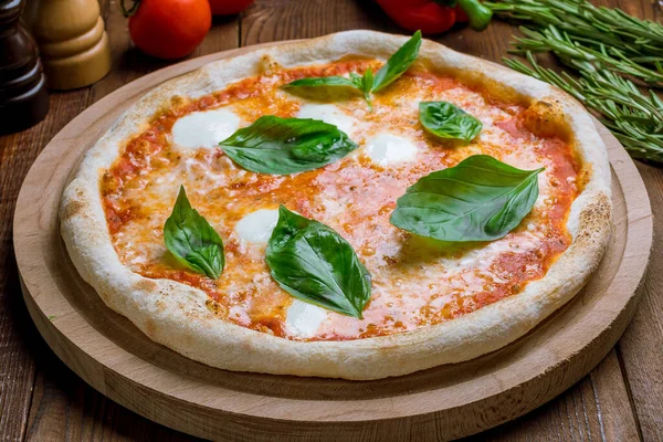 Pizza Margherita Italiana Piatto Legno — Foto Stock