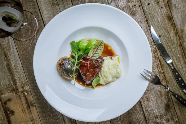 Closeup Roast Beef Steak Mashed Potatoes White Plate — Stock Photo, Image