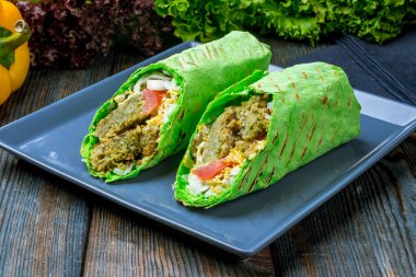 Falafel soslu vejetaryen dürümü.