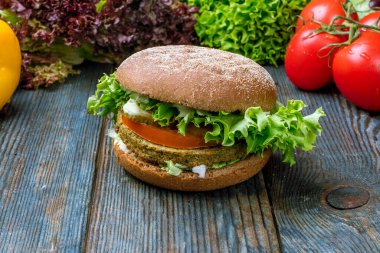 Falafel soslu vejetaryen burger.