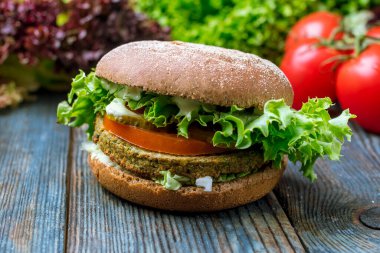 Falafel soslu vejetaryen burger.