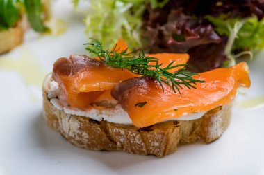 Somon ve peynire batırılmış