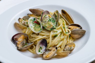 Tahta arka planda şarap soslu vongole soslu spagetti