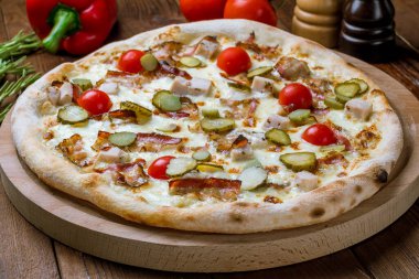 Pastırmalı Carbonara pizzası.