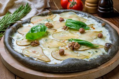 Armut ve Gorgonzola peynirli pizza..