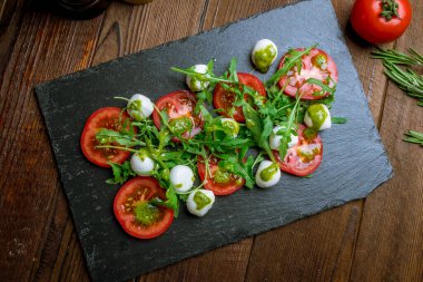 Mozzarella ve domatesli Caprese salatası