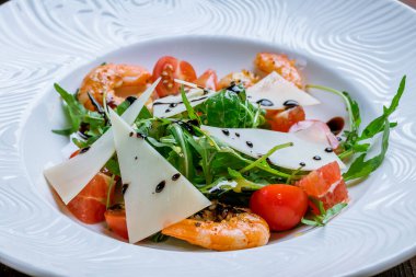 Beyaz tabakta karidesli yakın çekim Arugula