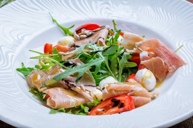 Prosciutto ve mozzarella salatası.