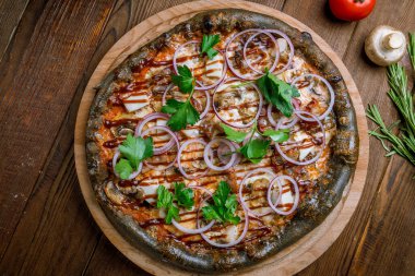 Et ve barbekü soslu pizza.