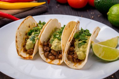 Meksika dürümü, sığır eti ve guacamole.