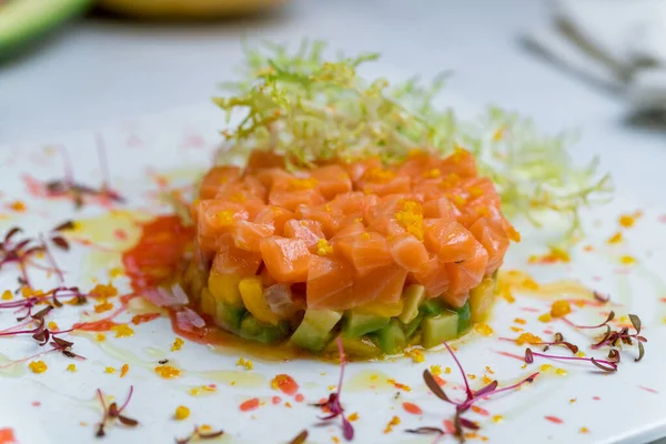 Lachstartar Mit Avocado Auf Weißem Teller — Stockfoto