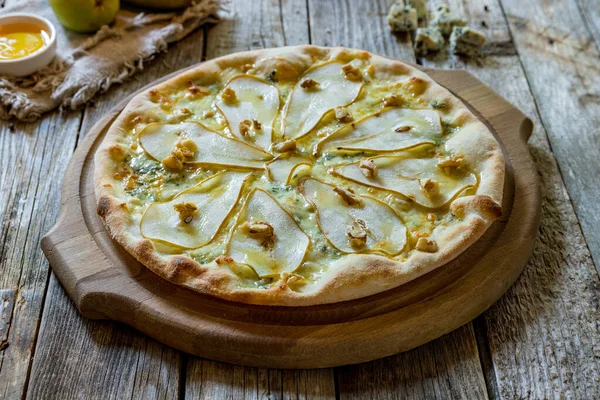 Pizza Gruszkami Serem Gorgonzola — Zdjęcie stockowe