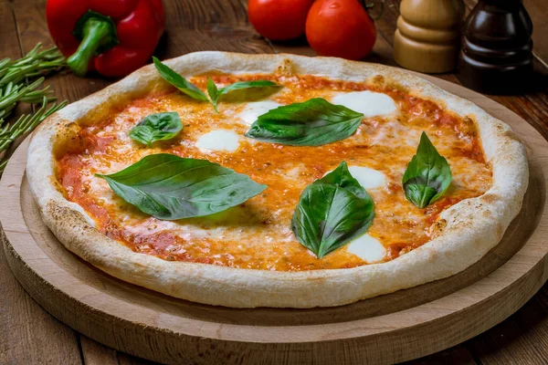 Primo Piano Pizza Margherita Italiana Piatto Legno — Foto Stock