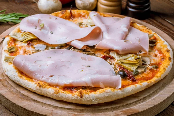 Pizza Mortadella Talerzu — Zdjęcie stockowe