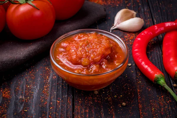 Meksykański Tradycyjny Sos Salsa Czosnkiem Pomidorami Strąkami Pieprzu Drewnianym Tle — Zdjęcie stockowe