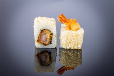 Yansımalı karidesli sıcak rulo.