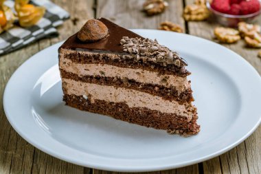 Çikolatalı tatlı dilimi tahtada.