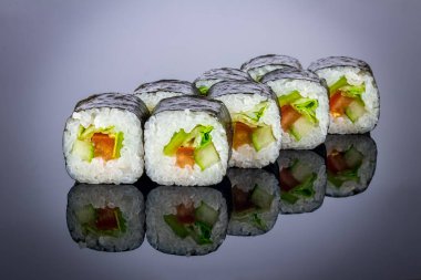 Vejetaryen ruloyu siyah üzerine yansıtıyor.